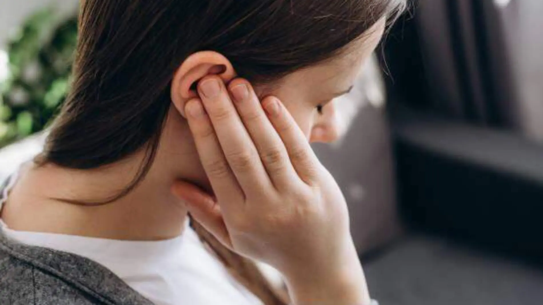 Mujer con dolor de oído